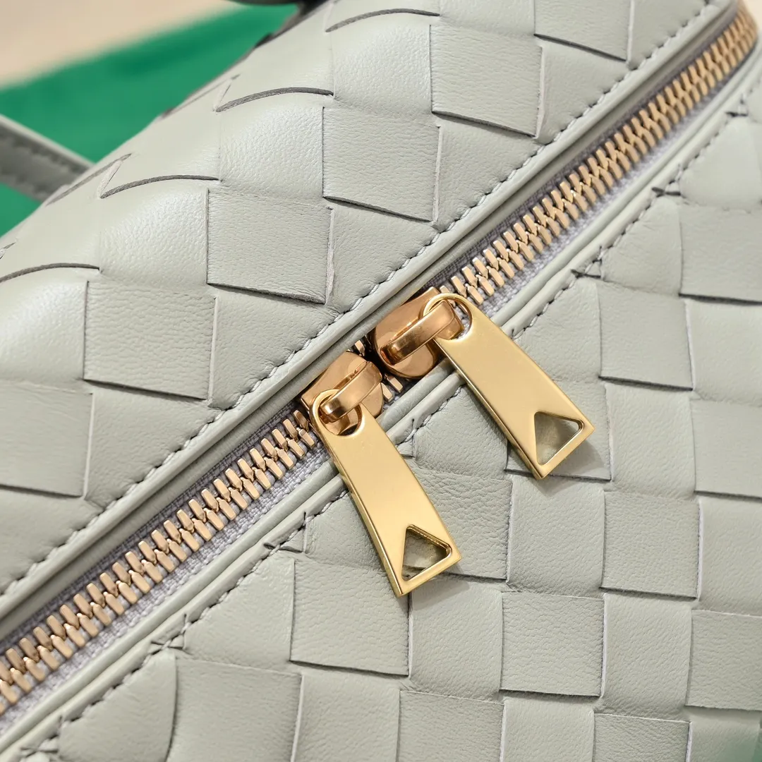 Batch 1360 Bottega Veneta 24 spring and summer woven zipper crossbody bag. A crossbody bag that can be used as a cosmetic bag. The exquisite weaving and compact body are an indispensable accessory for the upcoming summer. The double zipper also better protects the bag. It has a large capacity. If you like it, don’t miss it. Style number: 9109 Size: 22*12.5*5cm